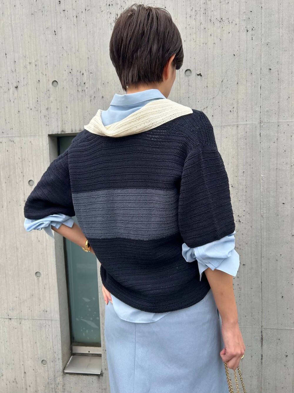 ブルー系のニット/セーター、ブルー系のシャツ/ブラウス、ブルー系のスカートを着用したレディースの春コーディネートの7枚目の写真