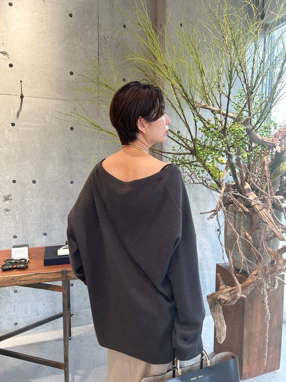 ブラウン系のニット/セーター、ベージュ系のスカート、ベージュ系のスカートを着用したレディースの秋コーディネートの6枚目の写真