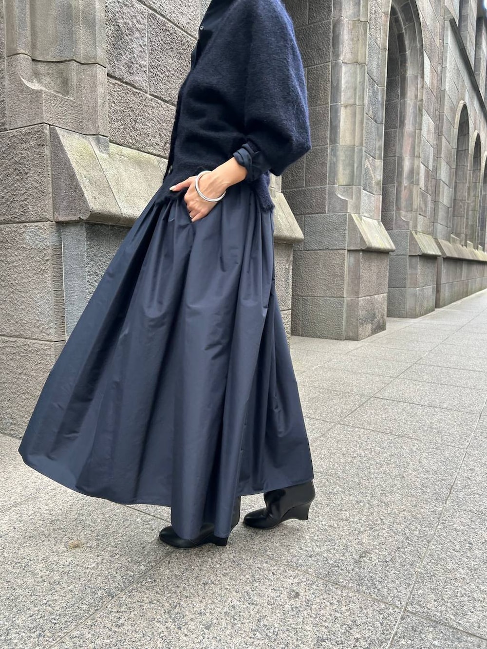 ブルー系のカーディガン/ボレロ、ブルー系のシャツ/ブラウス、ブルー系のスカートを着用したレディースの秋コーディネートの5枚目の写真