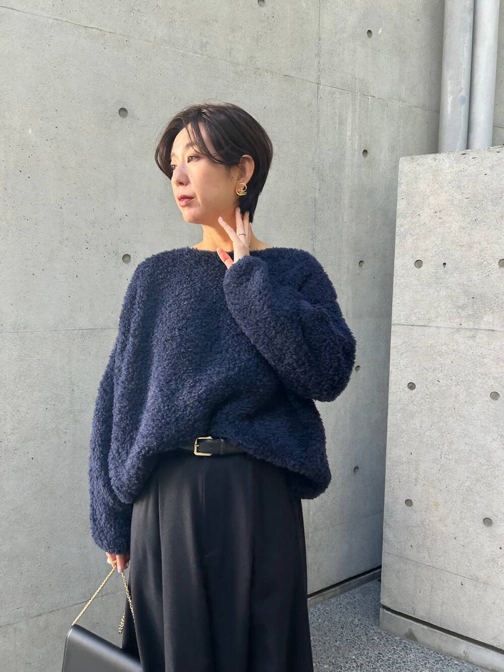 ブルー系のその他アウター、ブルー系のスカートを着用したレディースの冬コーディネートの5枚目の写真