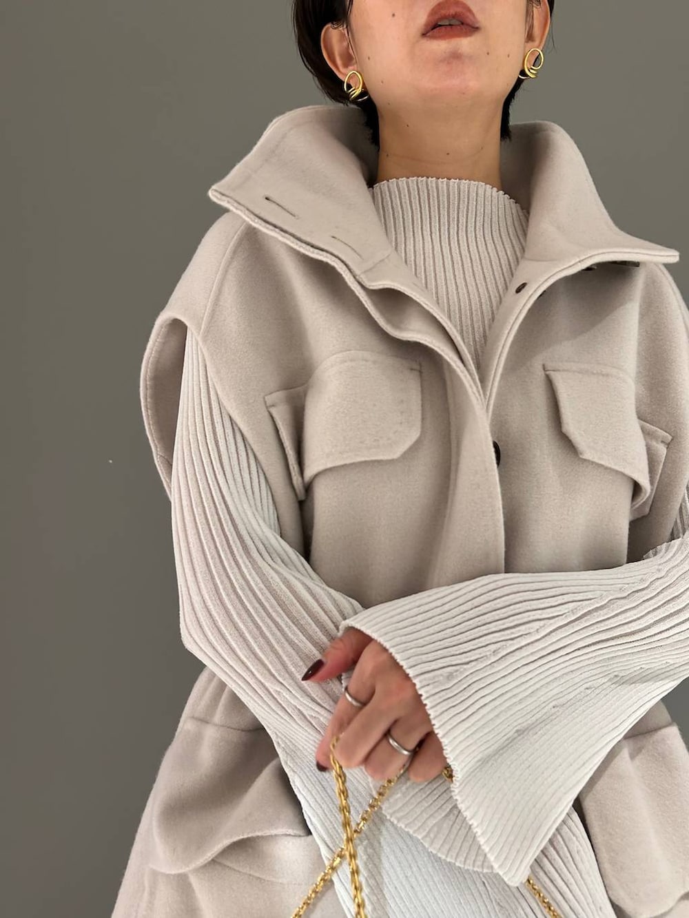 ホワイト系のその他アウター、ホワイト系のニット/セーター、ホワイト系のスカートを着用したレディースの秋コーディネートの9枚目の写真