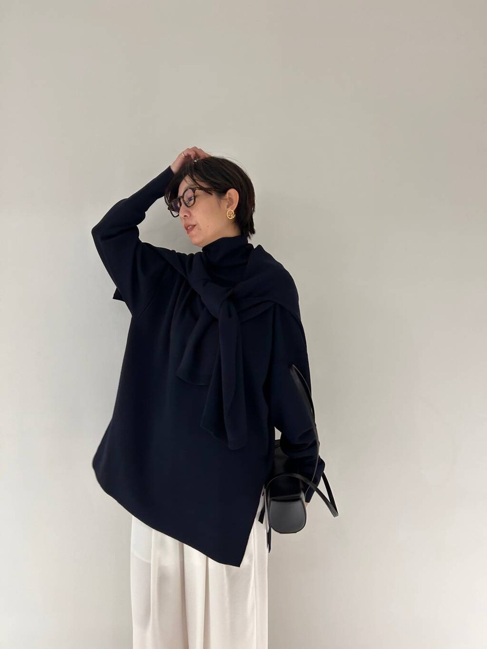 ブルー系のニット/セーター、ブルー系のニット/セーター、ホワイト系のその他パンツを着用したレディースの秋コーディネートの7枚目の写真