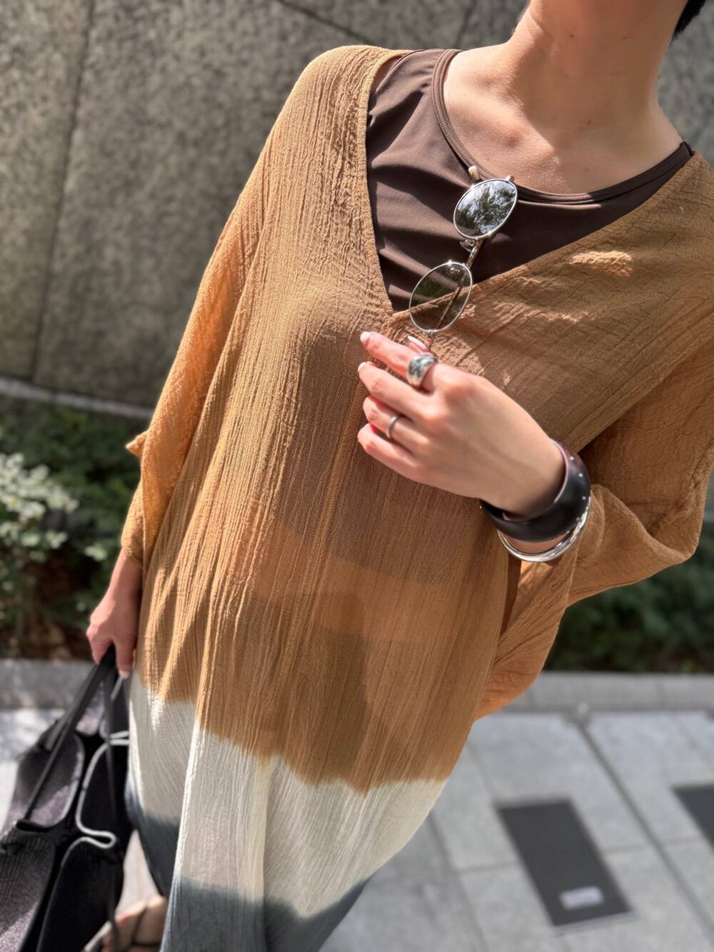 ベージュ系のワンピース、ブラウン系の水着、ブラウン系の水着を着用したレディースの春コーディネートの6枚目の写真