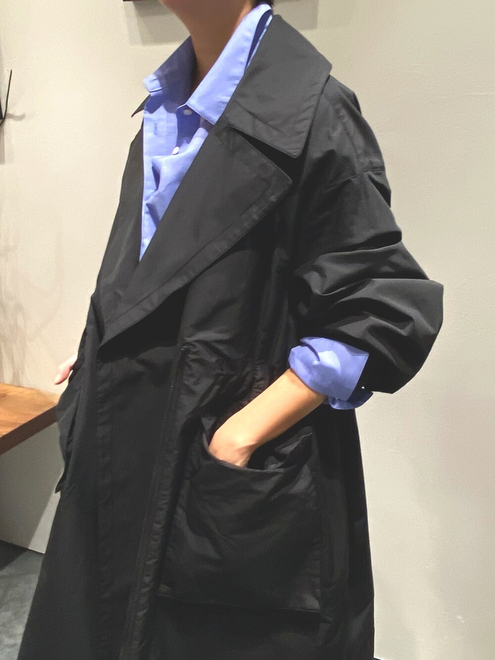 ブラック系のジャケット/アウター、ブラック系のパンツ、ブラック系のシューズを着用したレディースの冬コーディネートの4枚目の写真