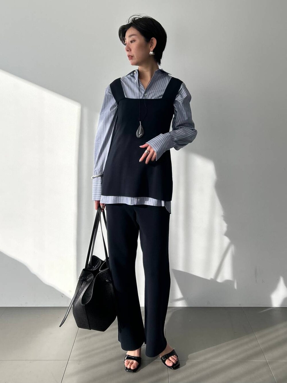 ブルー系のシャツ/ブラウス、ブルー系のその他パンツ、グレー系のナイロンジャケットを着用したレディースの冬コーディネートの5枚目の写真