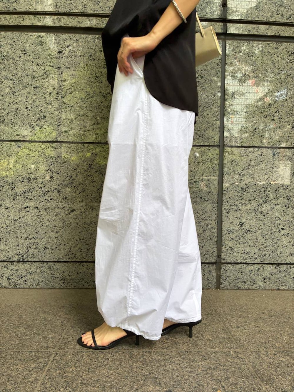 ブラック系のシャツ/ブラウス、ホワイト系のカーゴパンツ、ブラック系のストール/ショールを着用したレディースの春コーディネートの6枚目の写真