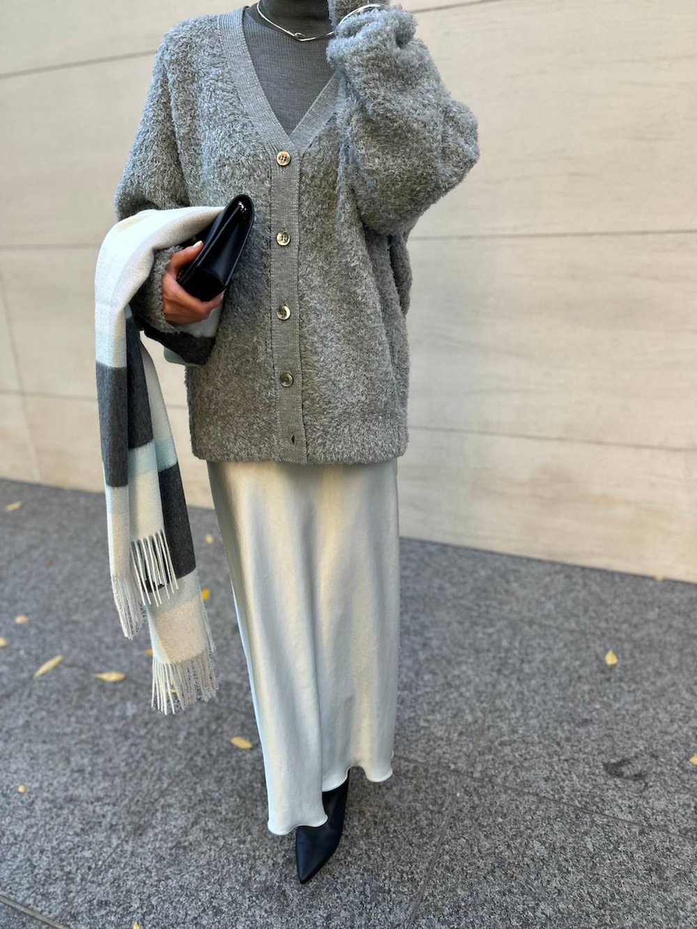 グレー系のカーディガン/ボレロ、グレー系のニット/セーター、ブラウン系のノーカラーコートを着用したレディースの秋コーディネートの6枚目の写真