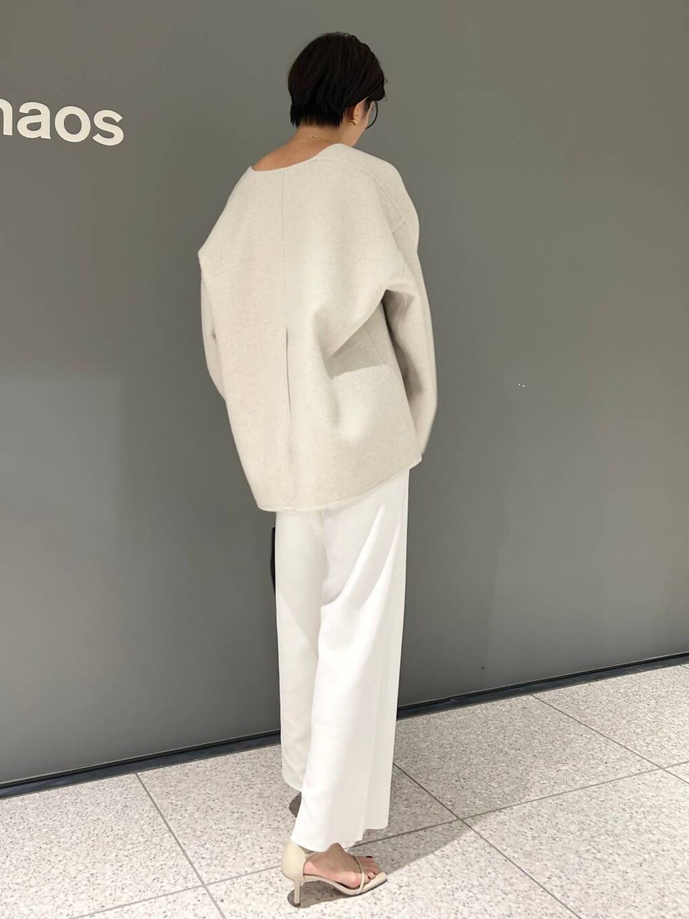 ホワイト系のその他パンツ、ホワイト系のその他トップス、ベージュ系のサンダルを着用したレディースの秋コーディネートの7枚目の写真