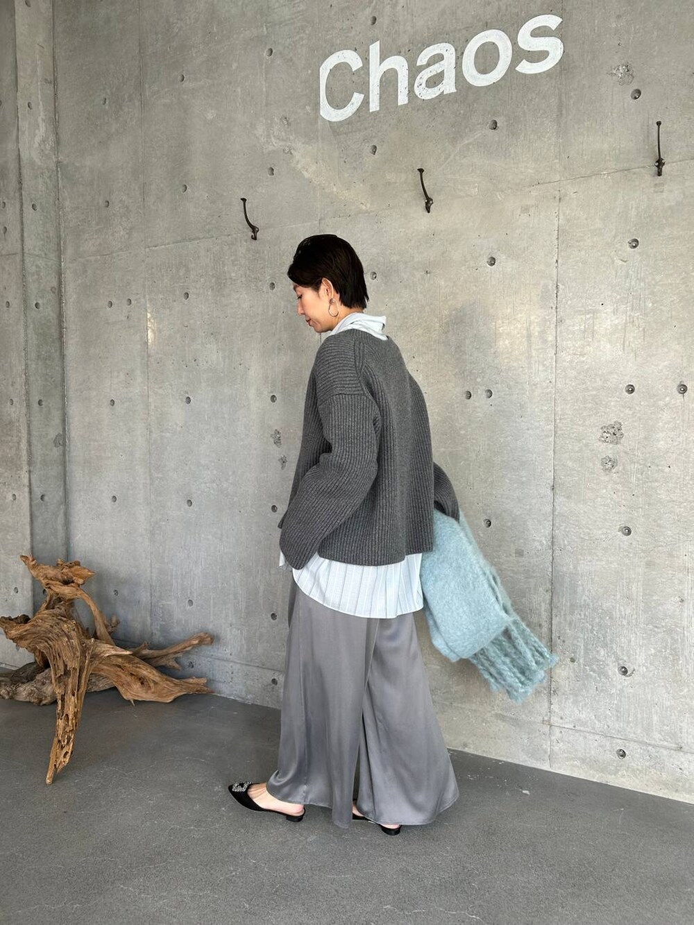 グレー系のその他パンツ、その他のシャツ/ブラウス、ブラック系のノーカラーコートを着用したレディースの秋コーディネートの6枚目の写真
