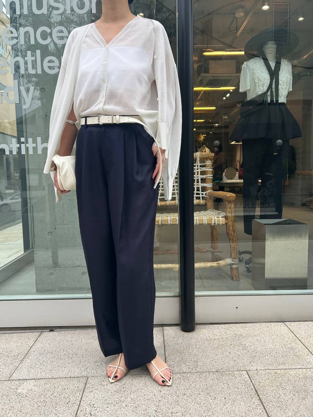 ホワイト系のチューブトップ、ホワイト系のカーディガン/ボレロ、ホワイト系のカーディガン/ボレロを着用したレディースの春コーディネートの8枚目の写真