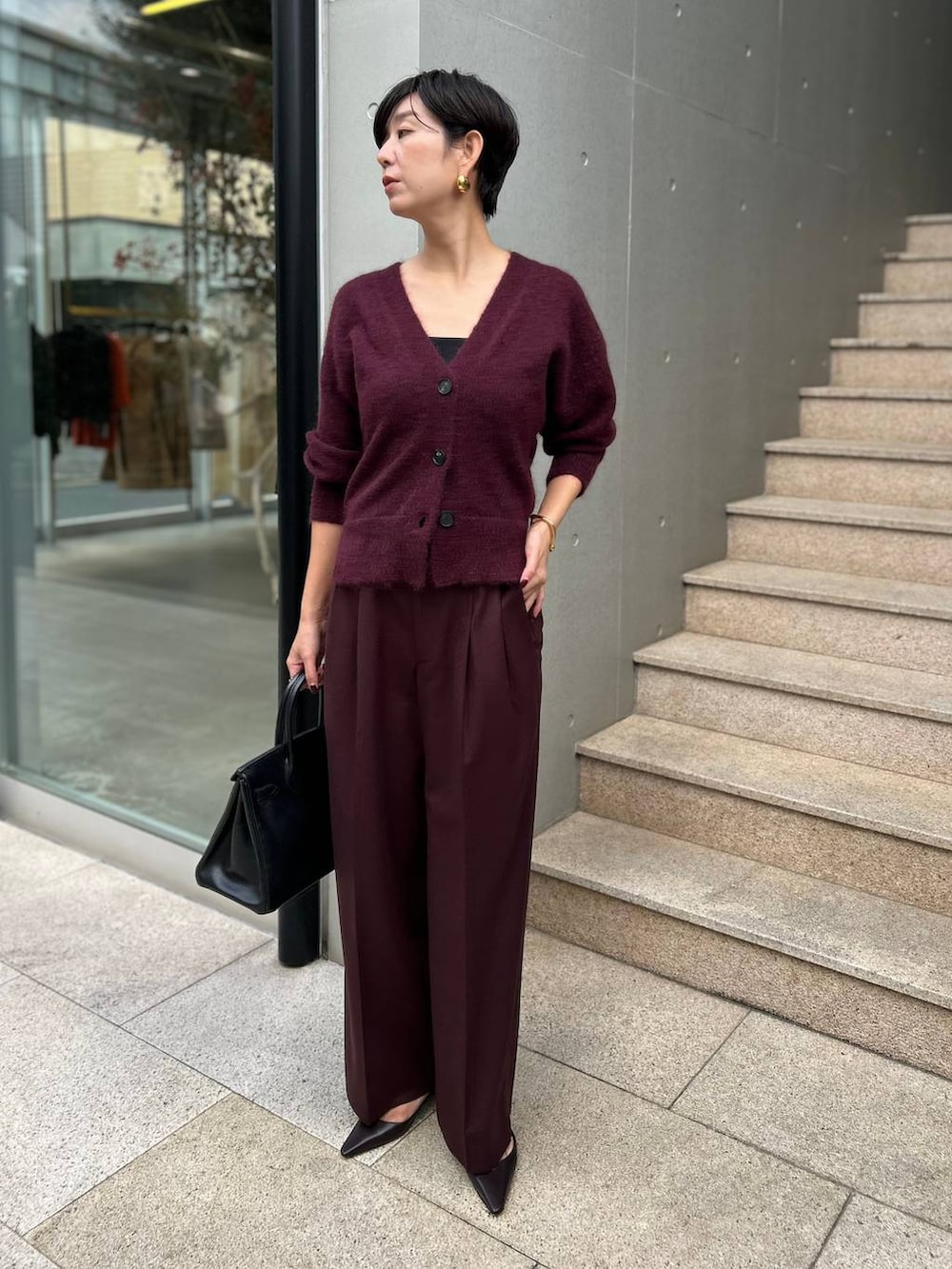 ブラック系のチューブトップ、ブラウン系のベルトを着用したレディースの秋コーディネートの2枚目の写真