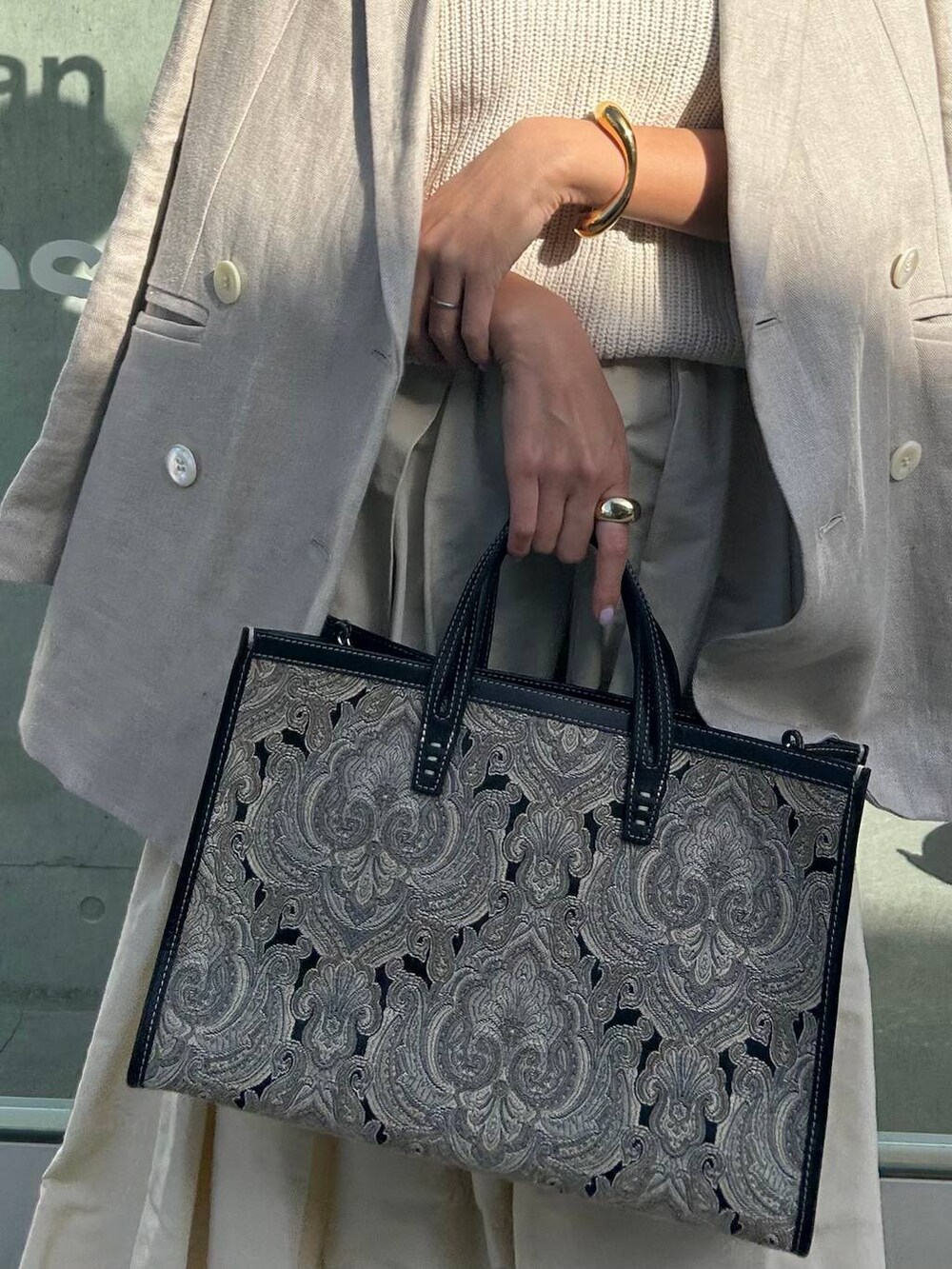 ホワイト系のその他トップス、ホワイト系のベスト、ベージュ系のテーラードジャケットを着用したレディースの冬コーディネートの9枚目の写真