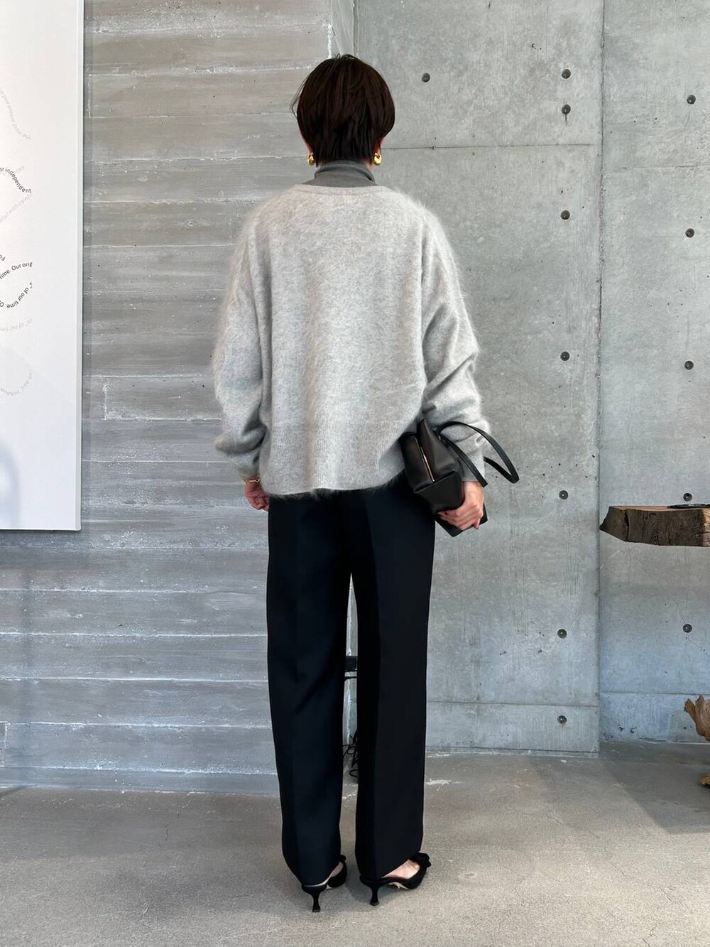 ピンク系のノーカラーコート、グレー系のニット/セーター、ブラック系のベルトを着用したレディースの秋コーディネートの7枚目の写真