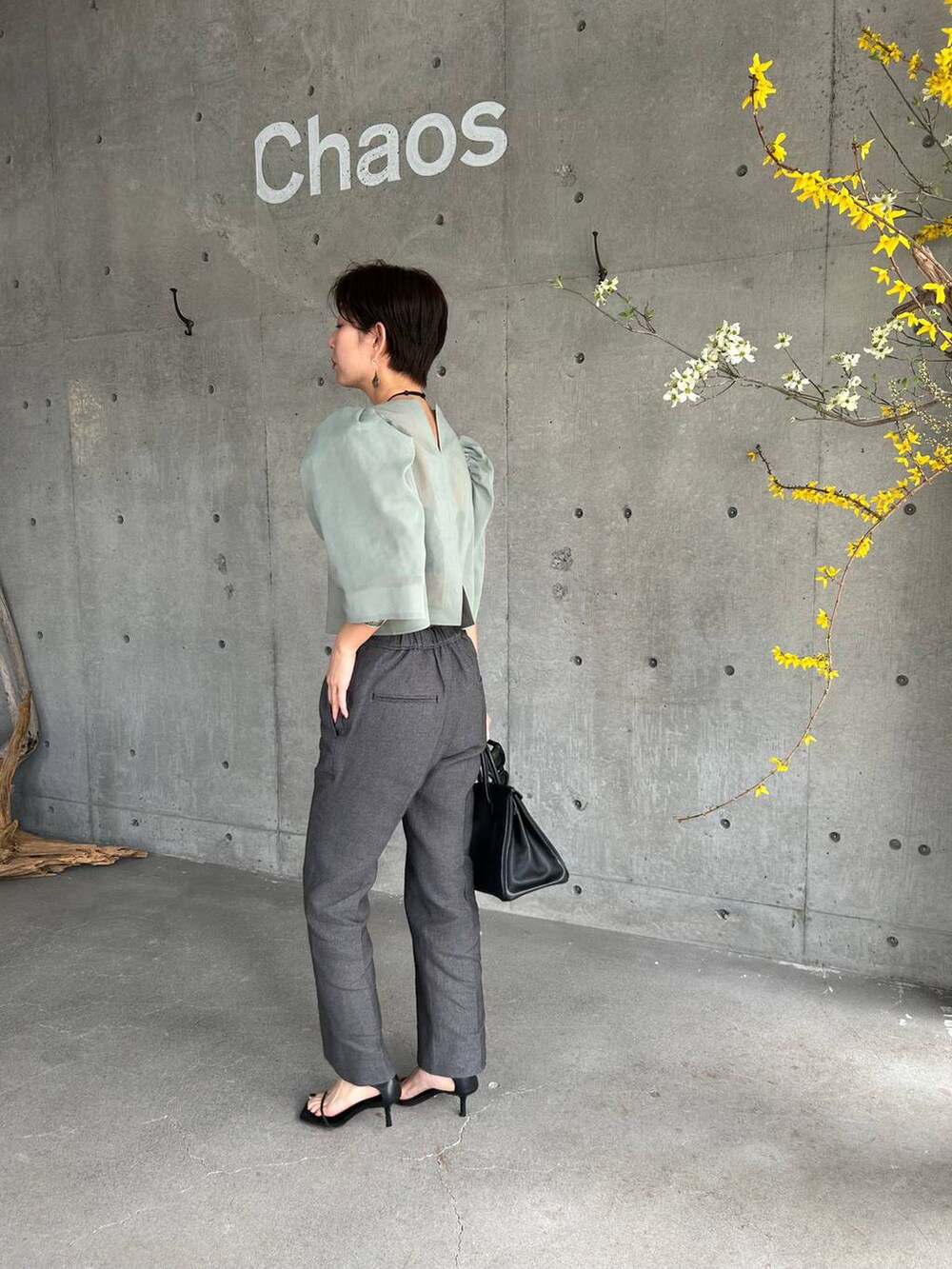 ブラック系のチューブトップ、ブラック系のその他パンツ、グリーン系のシャツ/ブラウスを着用したレディースの春コーディネートの4枚目の写真