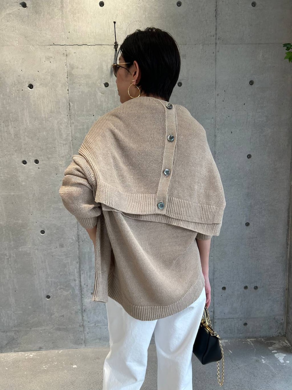 ホワイト系のその他トップス、ベージュ系のニット/セーター、ベージュ系のカーディガン/ボレロを着用したレディースの春コーディネートの7枚目の写真