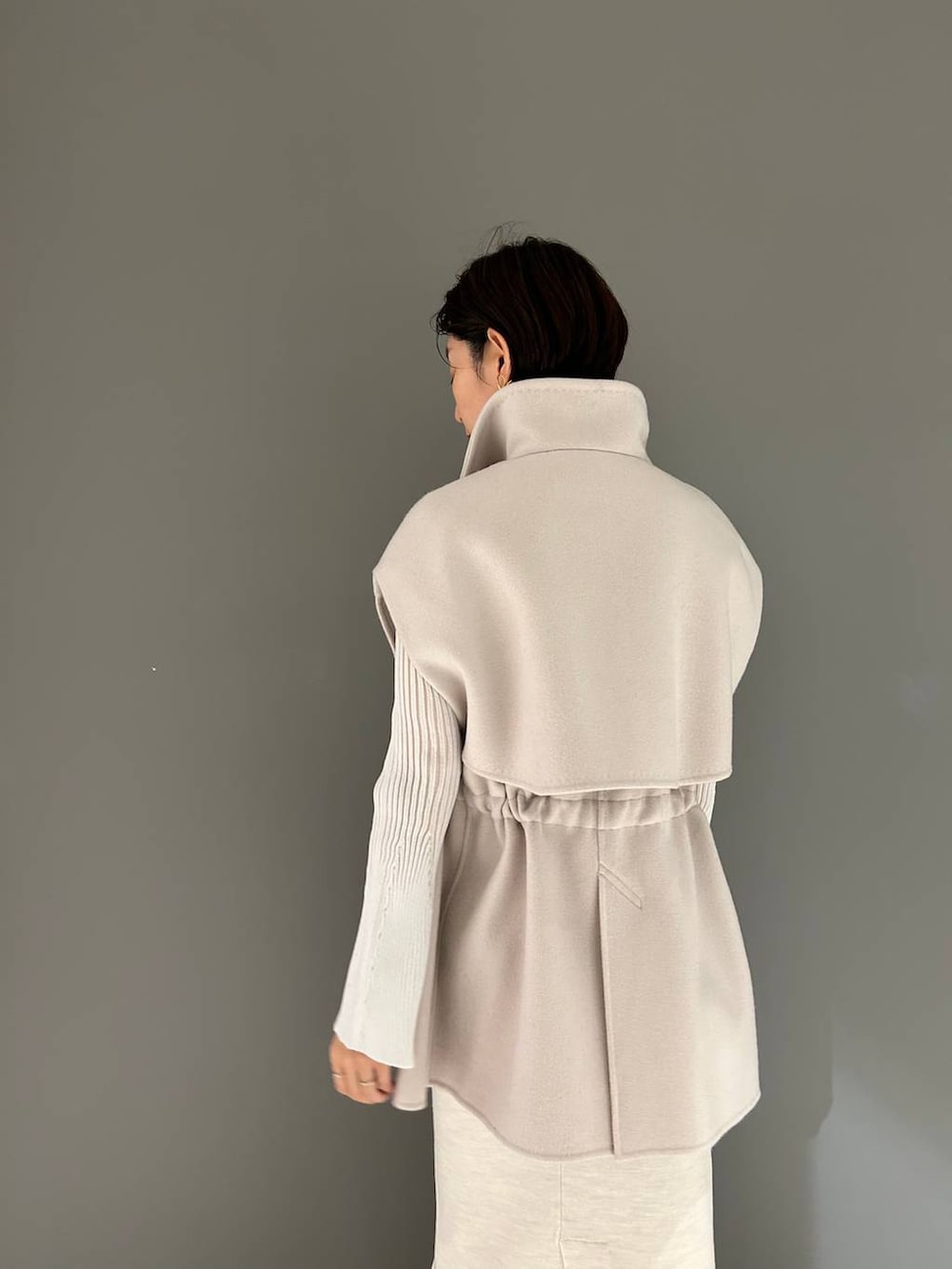 ホワイト系のその他アウター、ホワイト系のニット/セーター、ホワイト系のスカートを着用したレディースの秋コーディネートの8枚目の写真