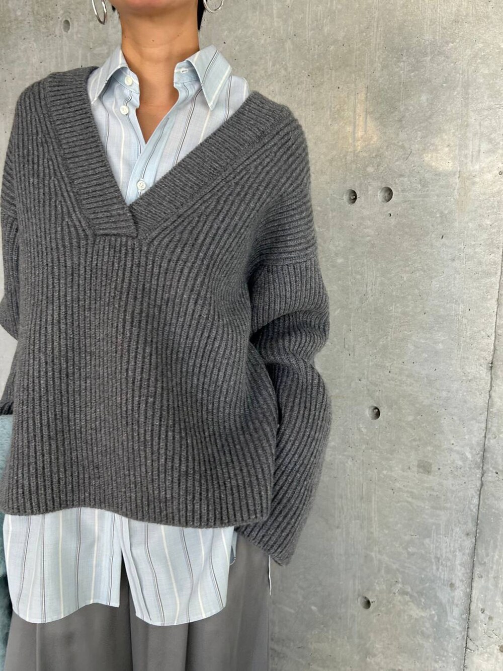 グレー系のその他パンツ、その他のシャツ/ブラウス、ブラック系のノーカラーコートを着用したレディースの秋コーディネートの8枚目の写真