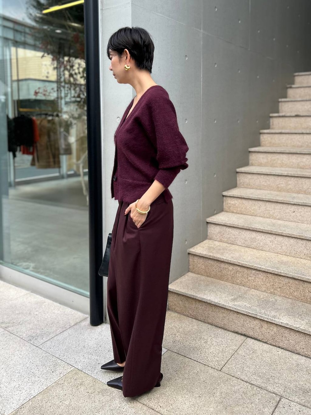 ブラック系のチューブトップ、ブラウン系のベルトを着用したレディースの秋コーディネートの3枚目の写真