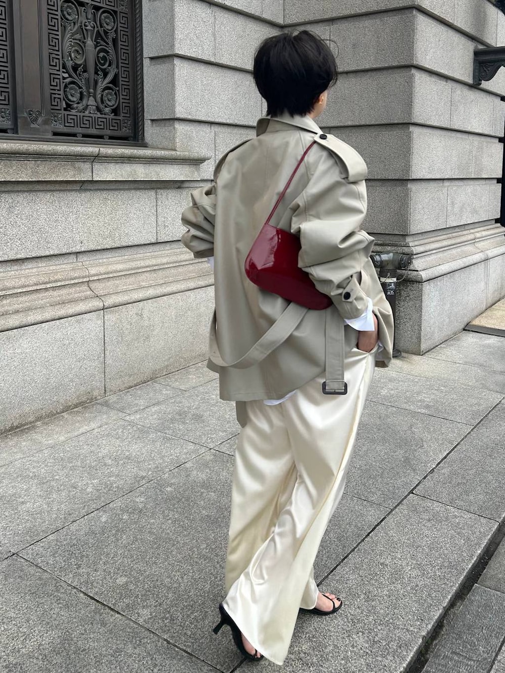 ホワイト系のシャツ/ブラウス、ベージュ系のトレンチコート、ベージュ系のその他パンツを着用したレディースの春コーディネートの3枚目の写真