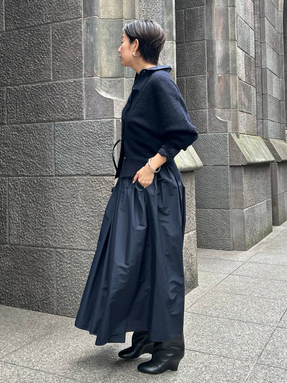 ブルー系のカーディガン/ボレロ、ブルー系のシャツ/ブラウス、ブルー系のスカートを着用したレディースの秋コーディネートの2枚目の写真