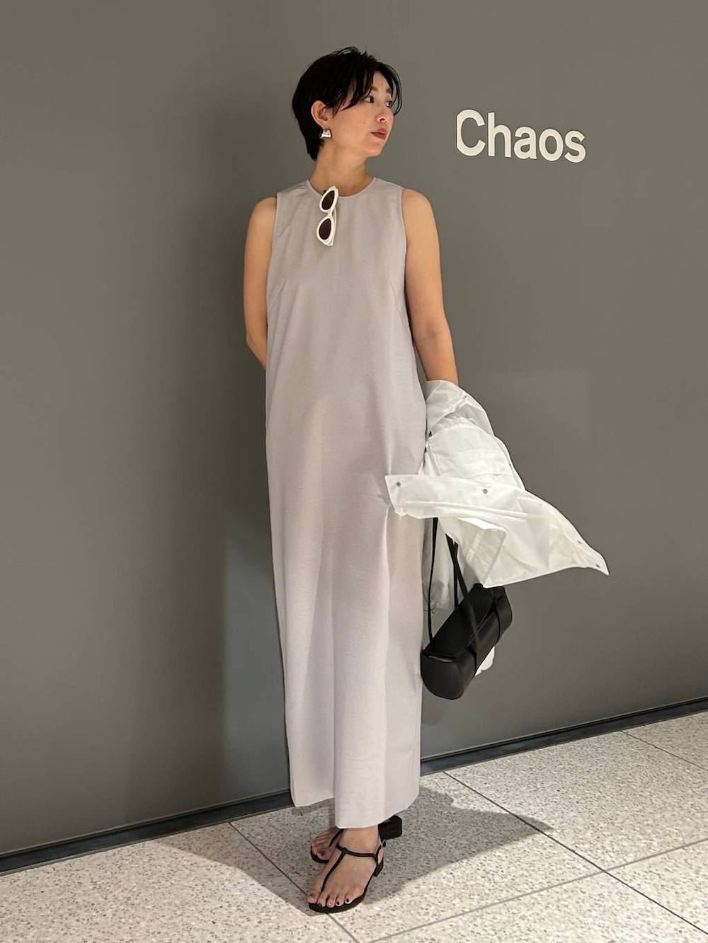 「きれいめ、ベーシック/シンプル、体型カバー、モード、フェミニン、シンプルコーデ、大人カジュアル、Chaos、ブルゾン、ワンピース、夏コーデ、秋コーデ」｜「ChaosのChaos(カオス)/ショートエアーパックブルゾン（ブルゾン、ホワイト系）」を使った、chaos_haseさん（レディース・169cm）の夏コーディネートの2枚目の写真
