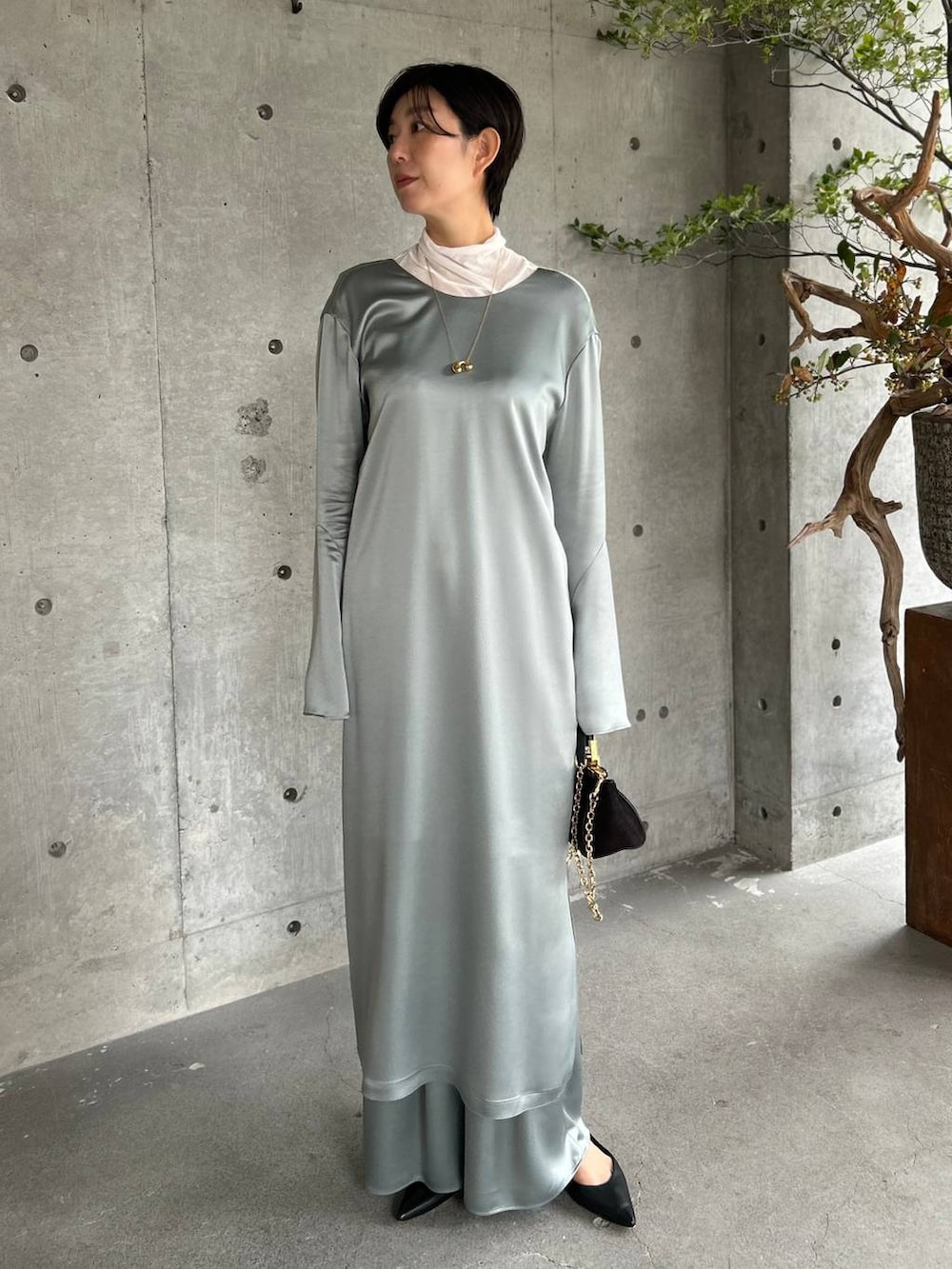 ホワイト系のその他トップス、グリーン系のその他パンツ、グリーン系のワンピースを着用したレディースの秋コーディネートの2枚目の写真