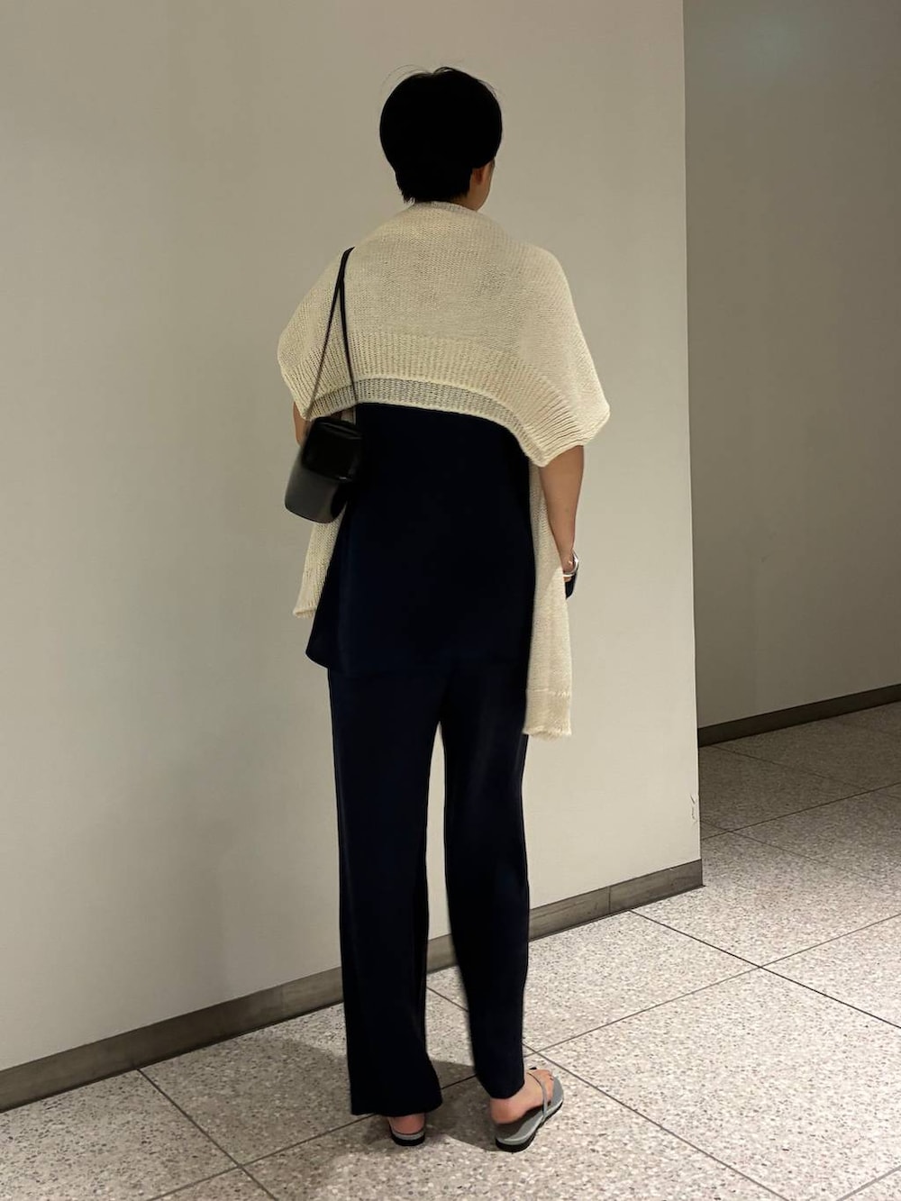 ブルー系のその他パンツ、ブルー系のシャツ/ブラウス、ホワイト系のニット/セーターを着用したレディースの夏コーディネートの6枚目の写真
