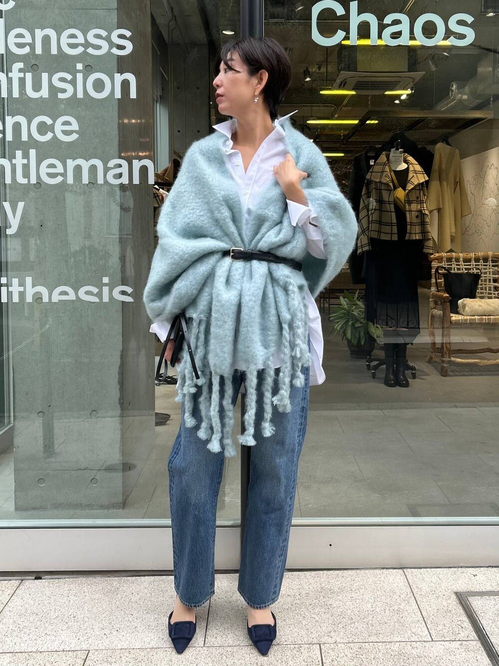 ブルー系のデニムパンツ、ホワイト系のシャツ/ブラウス、ブルー系のマフラーを着用したレディースの秋コーディネートの2枚目の写真