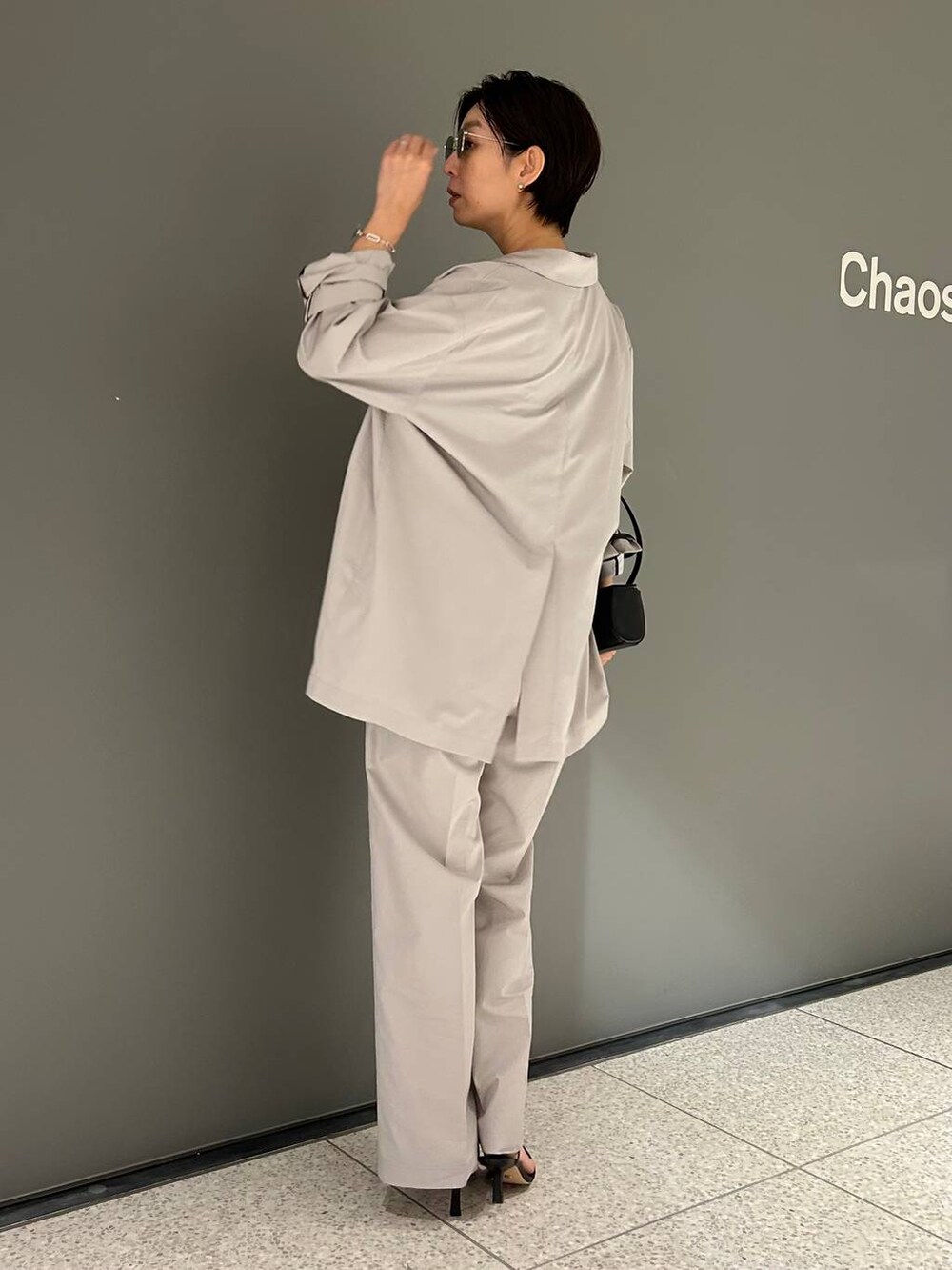 ブラック系のキャミソール、ブルー系のTシャツ/カットソー、ブラック系のタンクトップを着用したレディースの夏コーディネートの5枚目の写真