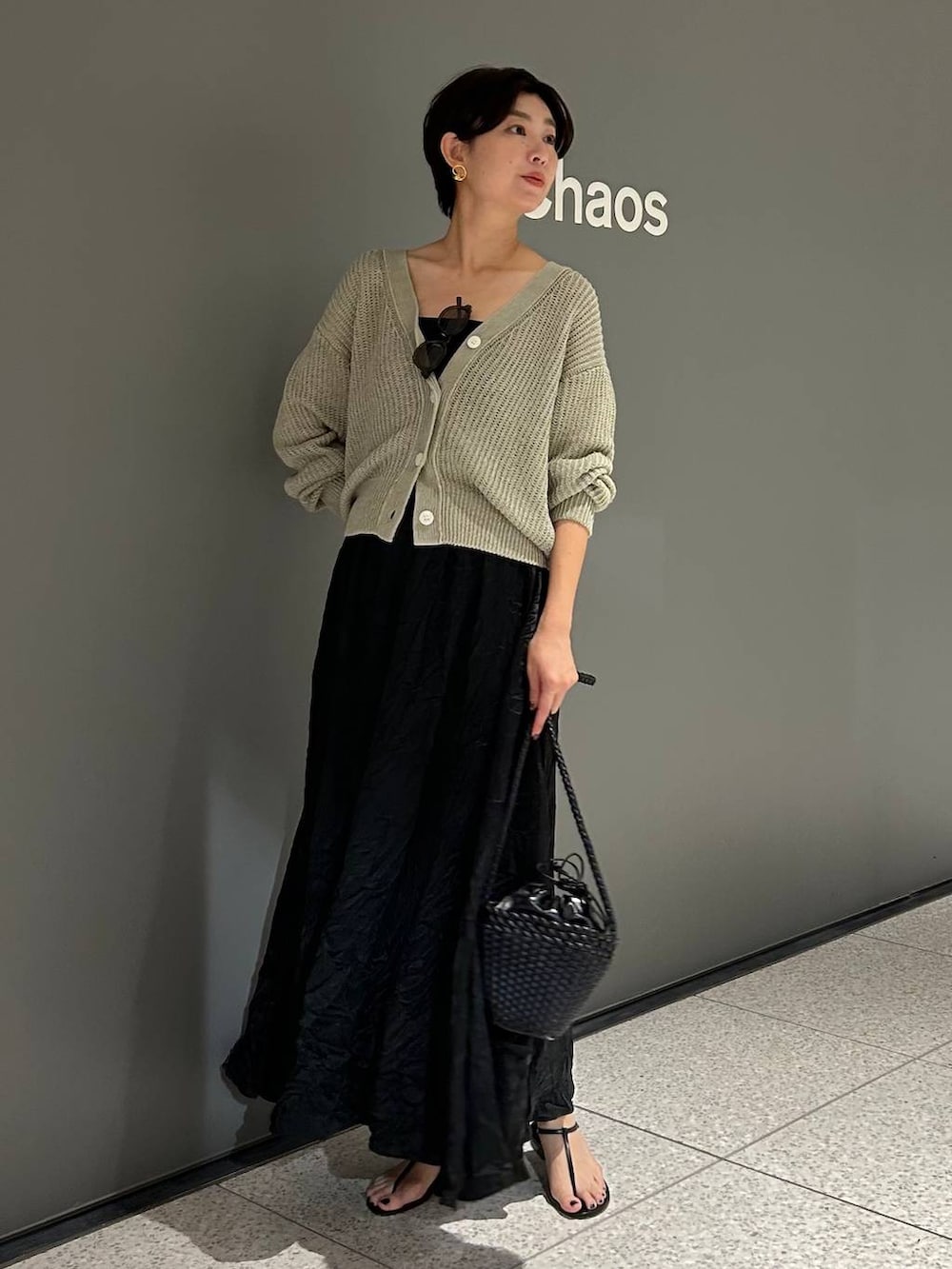 ブラック系のその他トップス、グレー系のカーディガン/ボレロ、ブラック系のTシャツ/カットソーを着用したレディースの夏コーディネートの2枚目の写真