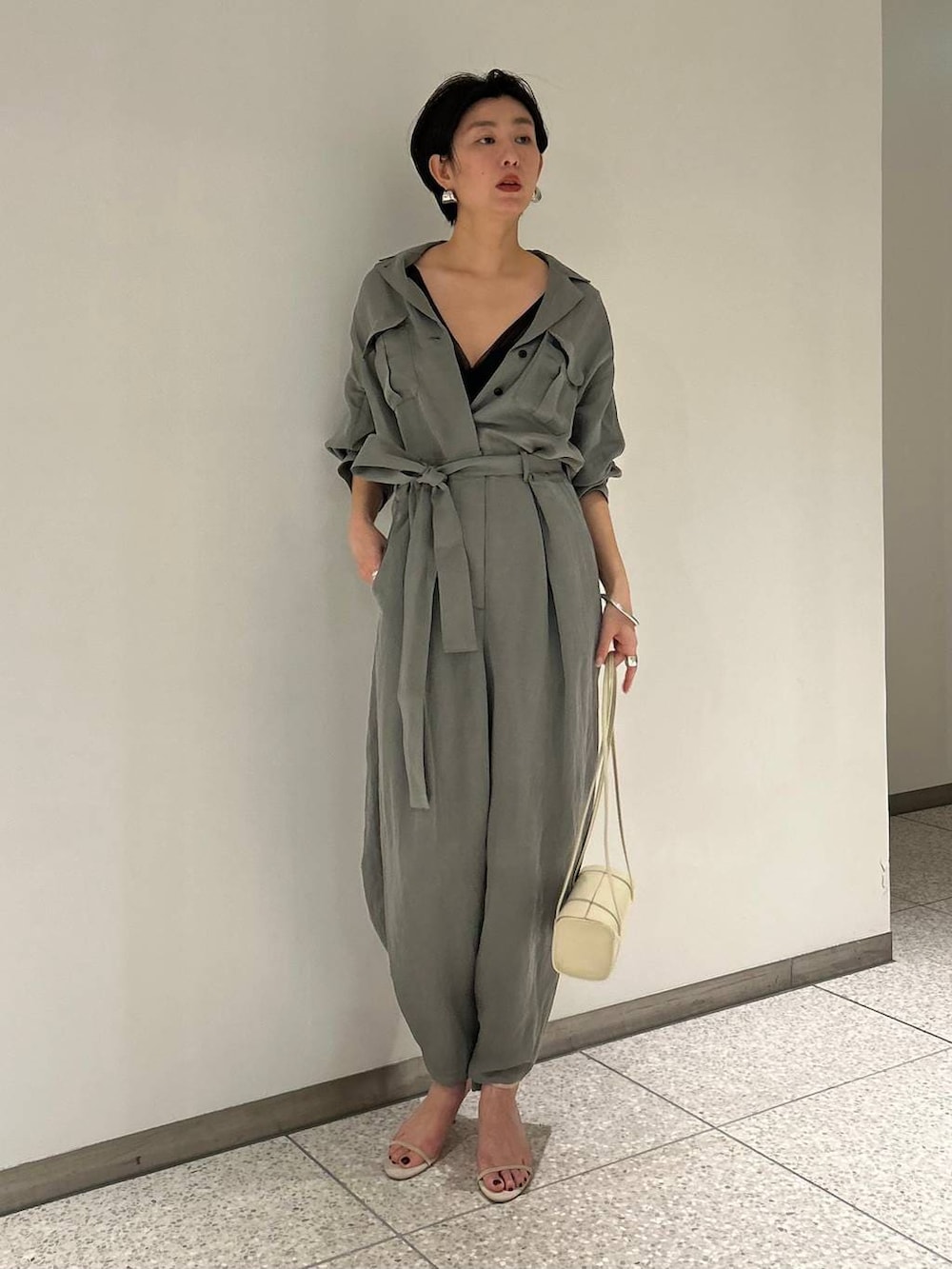 グリーン系のつなぎ/オールインワンを着用したレディースの春コーディネートの2枚目の写真