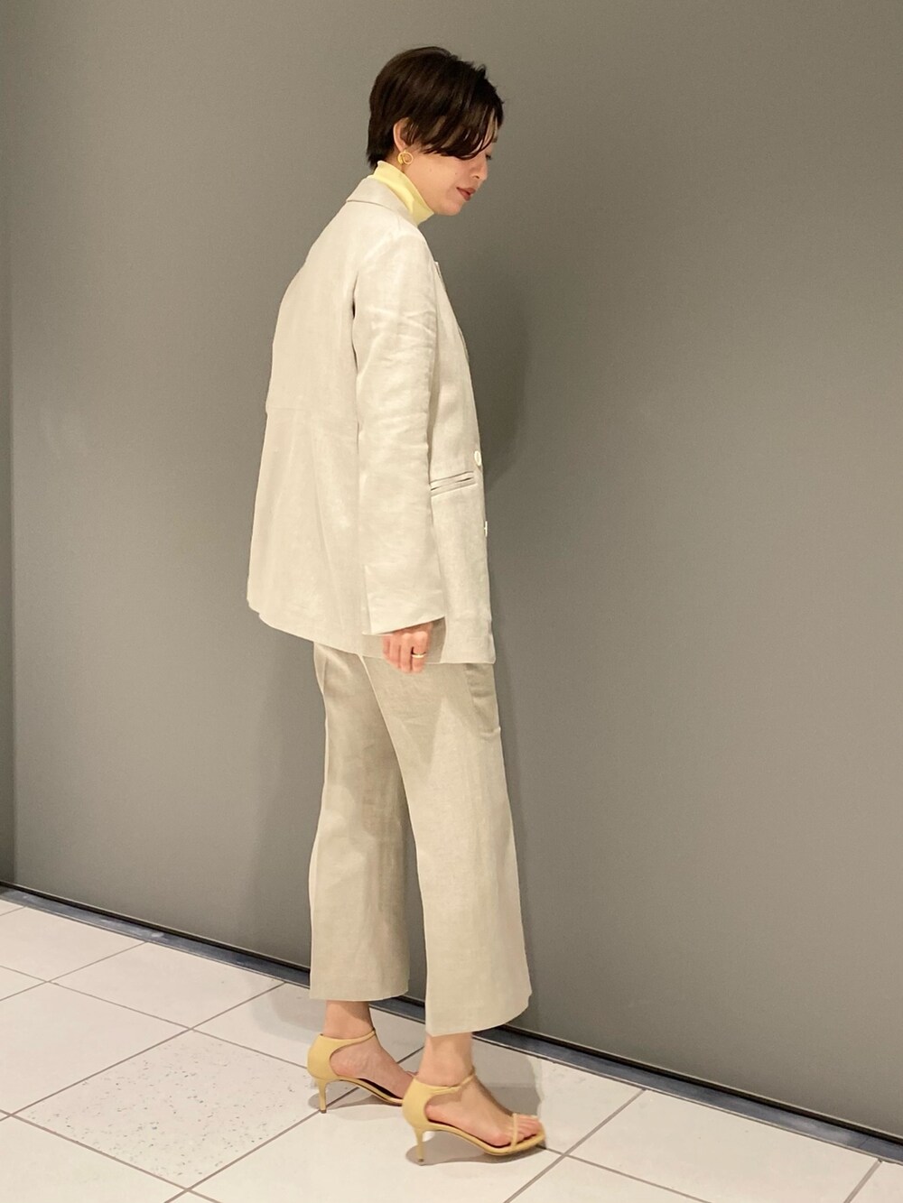 ベージュ系のテーラードジャケット、ベージュ系のスラックス、ベージュ系のシューズを着用したレディースの冬コーディネートの3枚目の写真