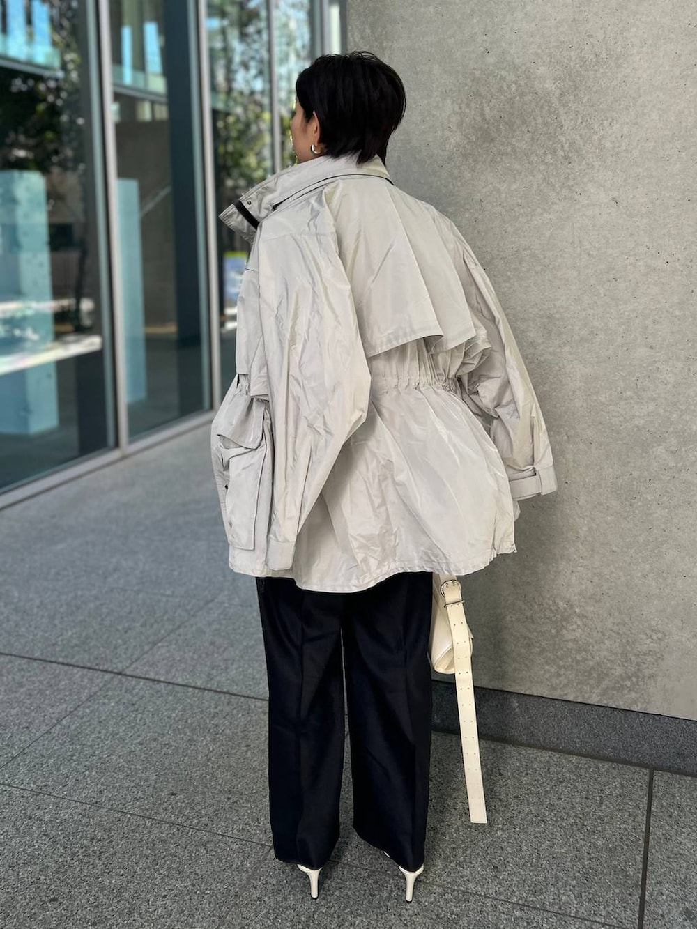 ブラック系のその他トップス、ブラック系のキャミソール、ブラック系のスラックスを着用したレディースの冬コーディネートの3枚目の写真