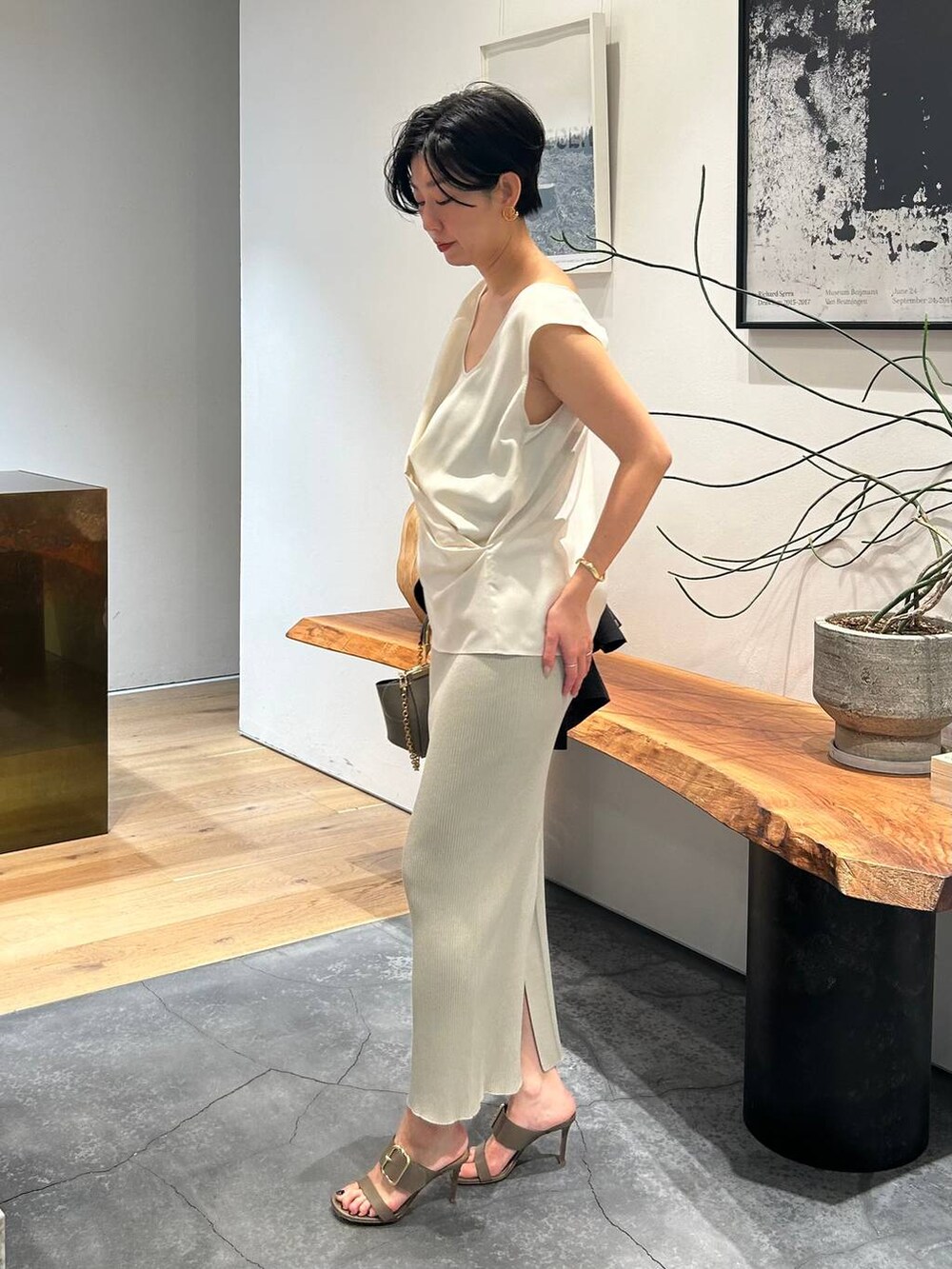 ホワイト系のシャツ/ブラウス、グレー系のスカートを着用したレディースの春コーディネートの5枚目の写真