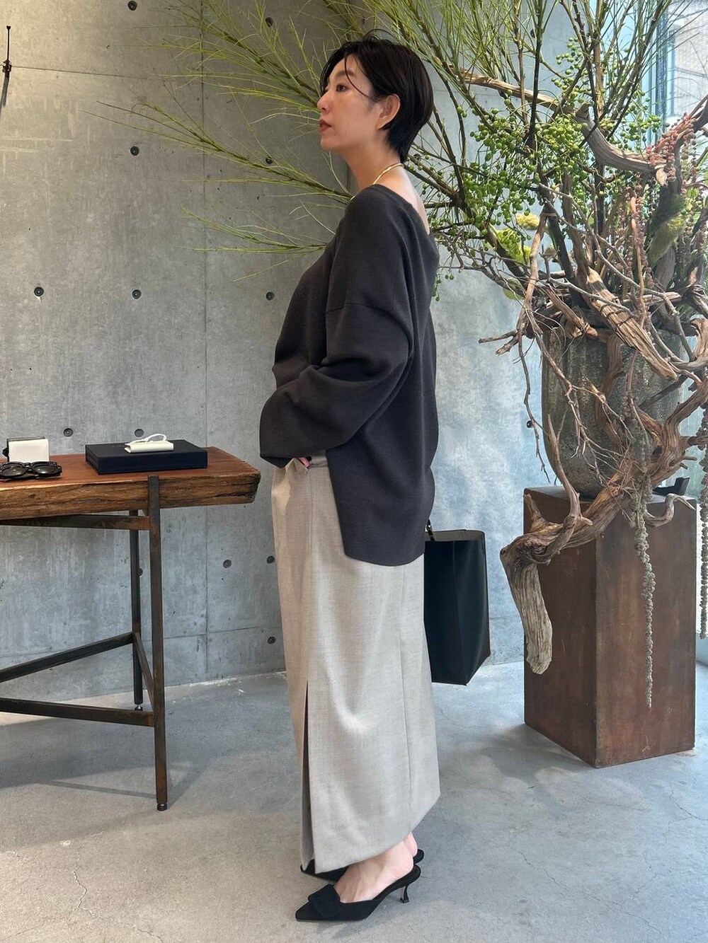 ブラウン系のニット/セーター、ベージュ系のスカート、ベージュ系のスカートを着用したレディースの秋コーディネートの2枚目の写真