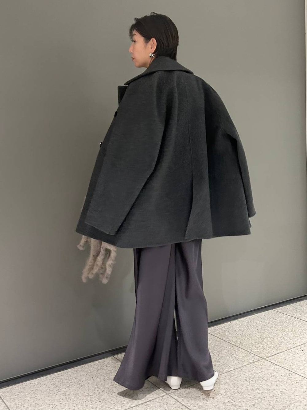 「きれいめ、ベーシック/シンプル、体型カバー、Chaos、コート、冬コーデ、パンツ、ストール」｜「ChaosのChaos(カオス)/＜MANTAS ESCARAY＞別注モヘアストール（マフラー、ブラウン系）」を使った、chaos_haseさん（レディース・169cm）の秋コーディネートの3枚目の写真