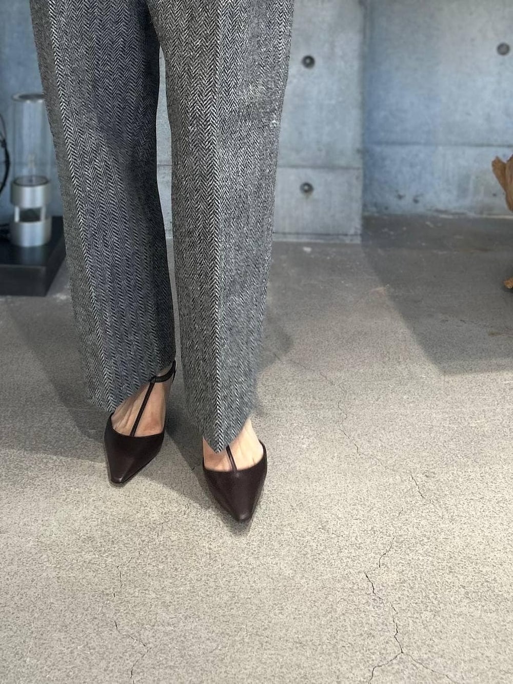 ホワイト系のその他トップス、グレー系のピーコート、グレー系のニット/セーターを着用したレディースの秋コーディネートの8枚目の写真