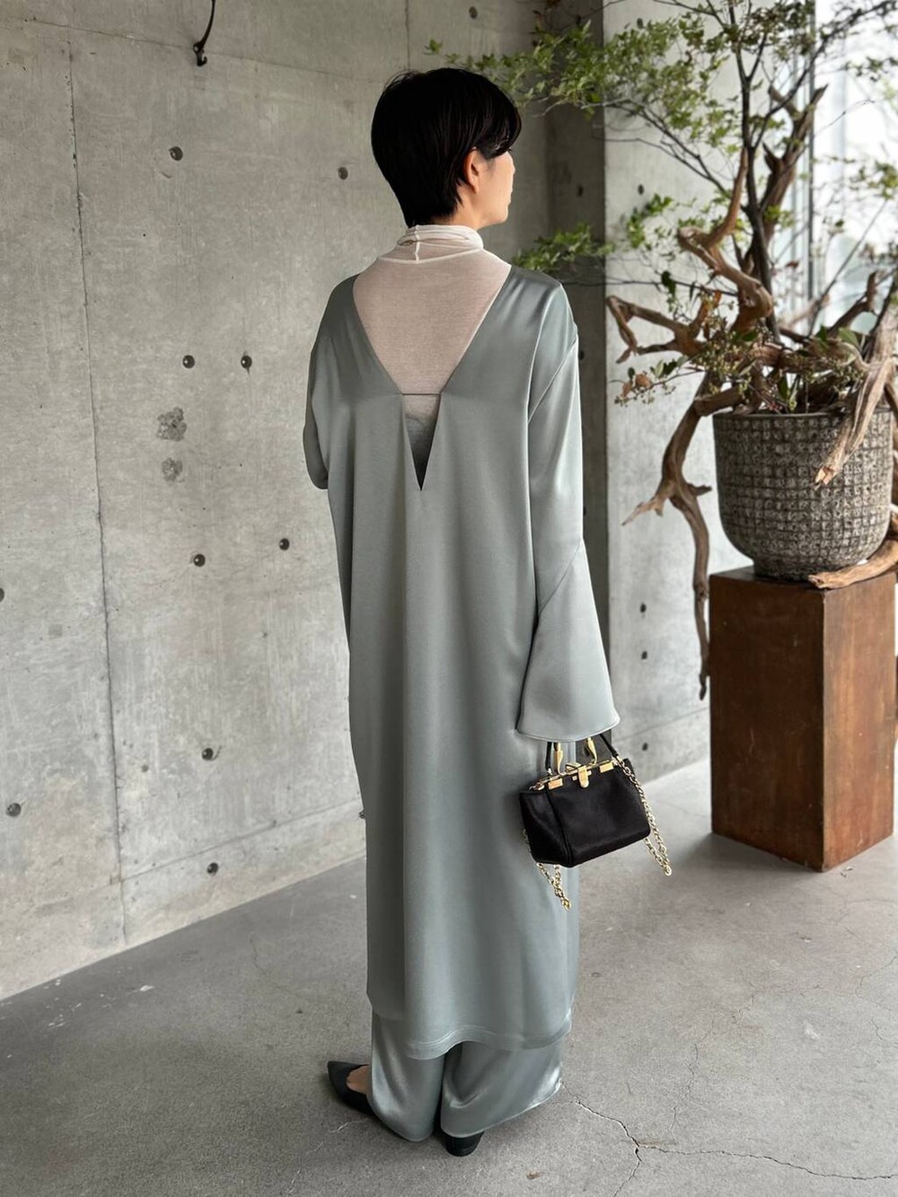 ホワイト系のその他トップス、グリーン系のその他パンツ、グリーン系のワンピースを着用したレディースの秋コーディネートの6枚目の写真