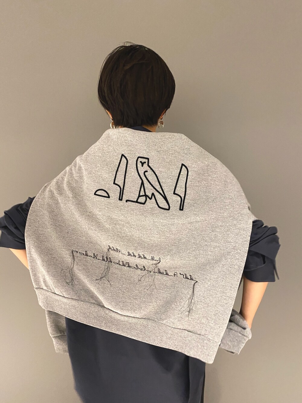 ブルー系のシャツ/ブラウス、ブラック系のその他パンツ、ブラック系のサンダルを着用したレディースの夏コーディネートの4枚目の写真