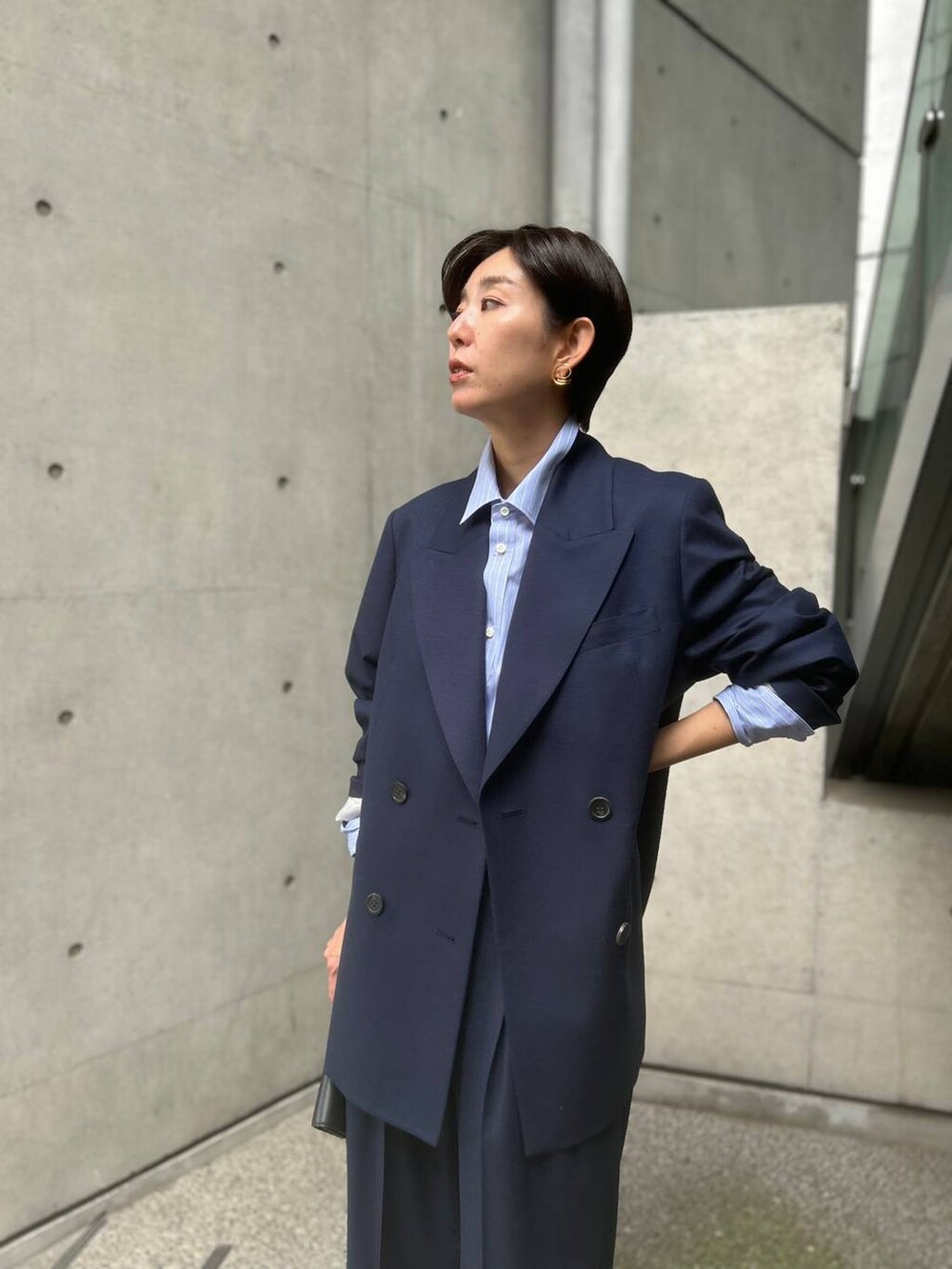 ブルー系のシャツ/ブラウス、ブルー系のスラックス、ブルー系のテーラードジャケットを着用したレディースの夏コーディネートの5枚目の写真