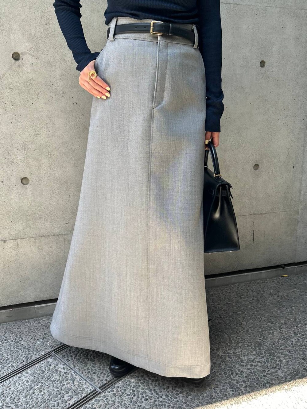 ブルー系のその他アウター、ブルー系のニット/セーター、グレー系のスカートを着用したレディースの秋コーディネートの4枚目の写真