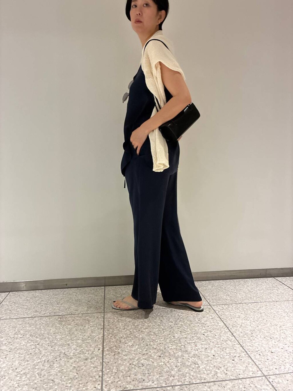 ブルー系のその他パンツ、ブルー系のシャツ/ブラウス、ホワイト系のニット/セーターを着用したレディースの夏コーディネートの8枚目の写真