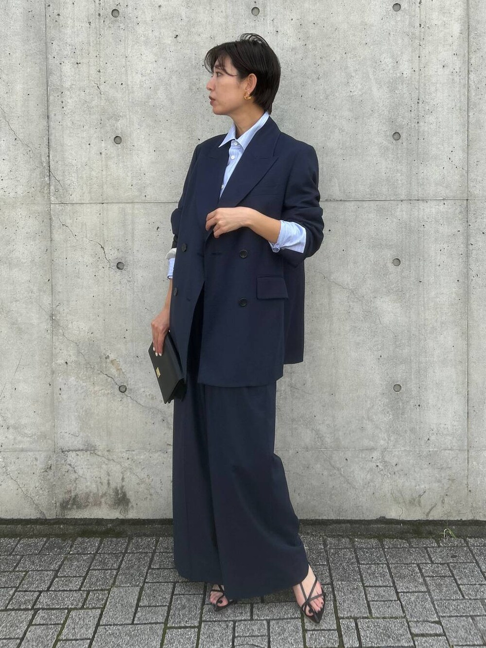 ブルー系のシャツ/ブラウス、ブルー系のスラックス、ブルー系のテーラードジャケットを着用したレディースの夏コーディネートの2枚目の写真