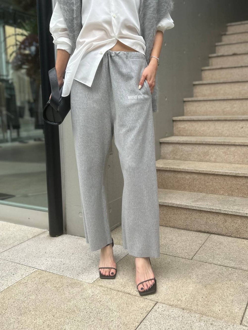 グレー系のスウェットパンツ、ホワイト系のチューブトップ、ホワイト系のTシャツ/カットソーを着用したレディースの夏コーディネートの7枚目の写真