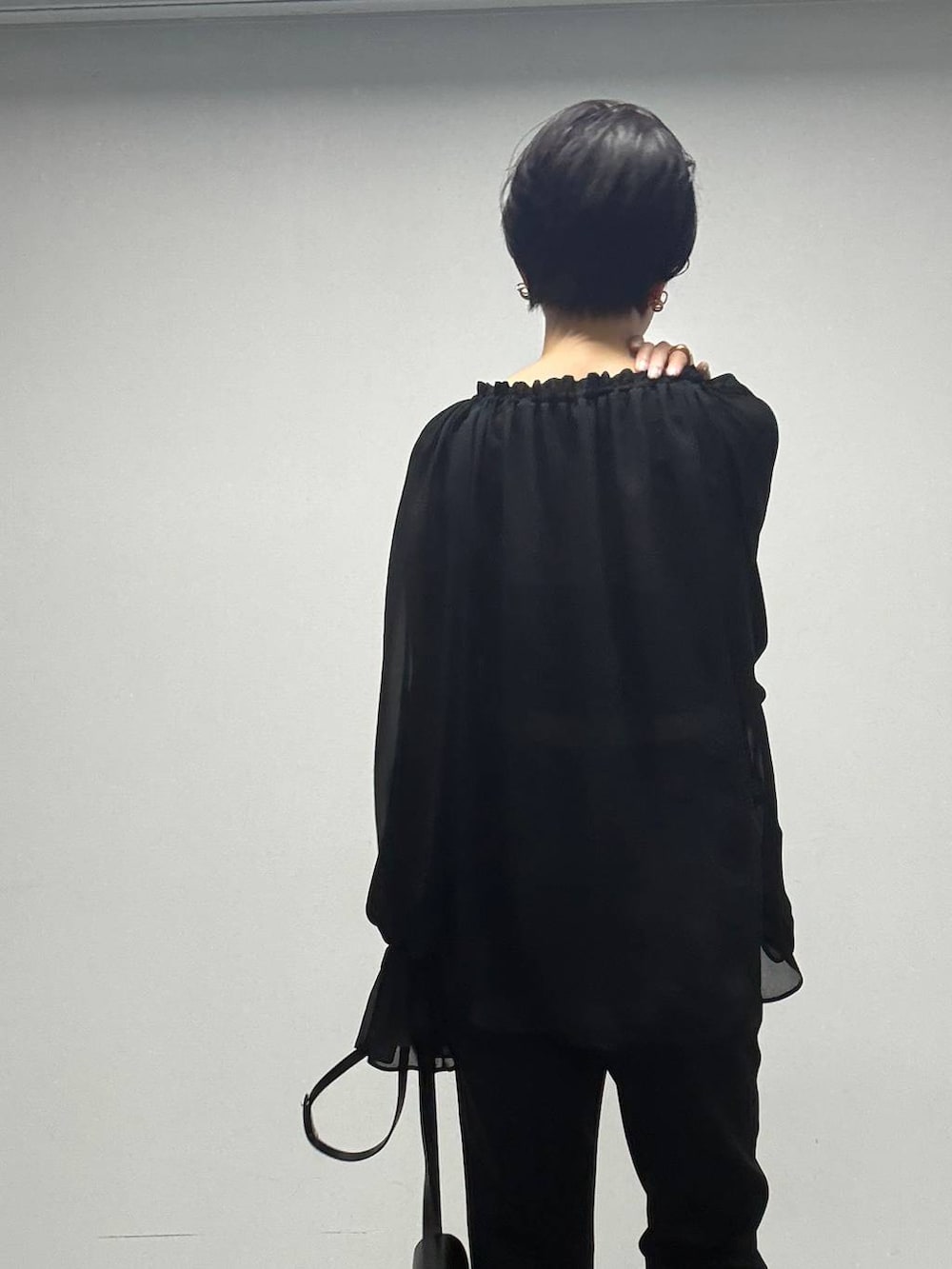 ブラック系のシャツ/ブラウス、ブラック系のその他パンツを着用したレディースの夏コーディネートの7枚目の写真