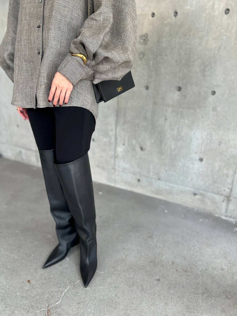 ブラック系のニット/セーター、ブラック系のその他パンツ、ブラック系のシャツ/ブラウスを着用したレディースの秋コーディネートの9枚目の写真