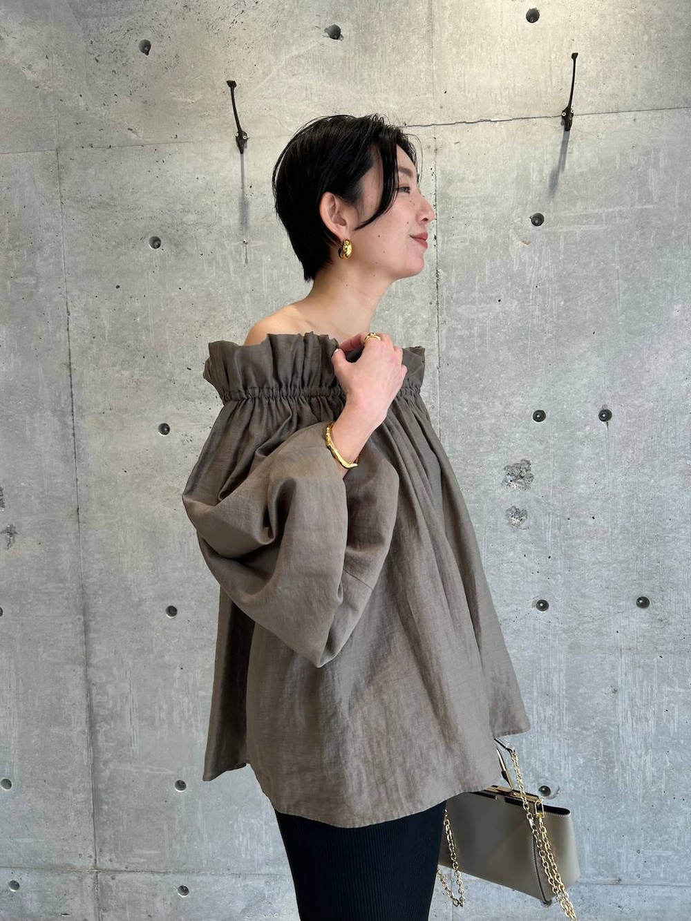 ブラウン系のシャツ/ブラウス、ブラック系のスカートを着用したレディースの春コーディネートの7枚目の写真