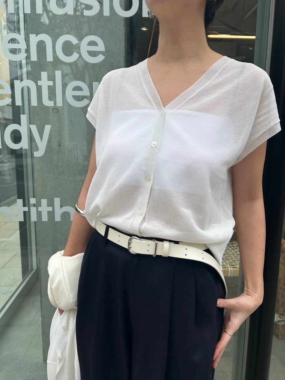 ホワイト系のチューブトップ、ホワイト系のカーディガン/ボレロ、ホワイト系のカーディガン/ボレロを着用したレディースの春コーディネートの6枚目の写真