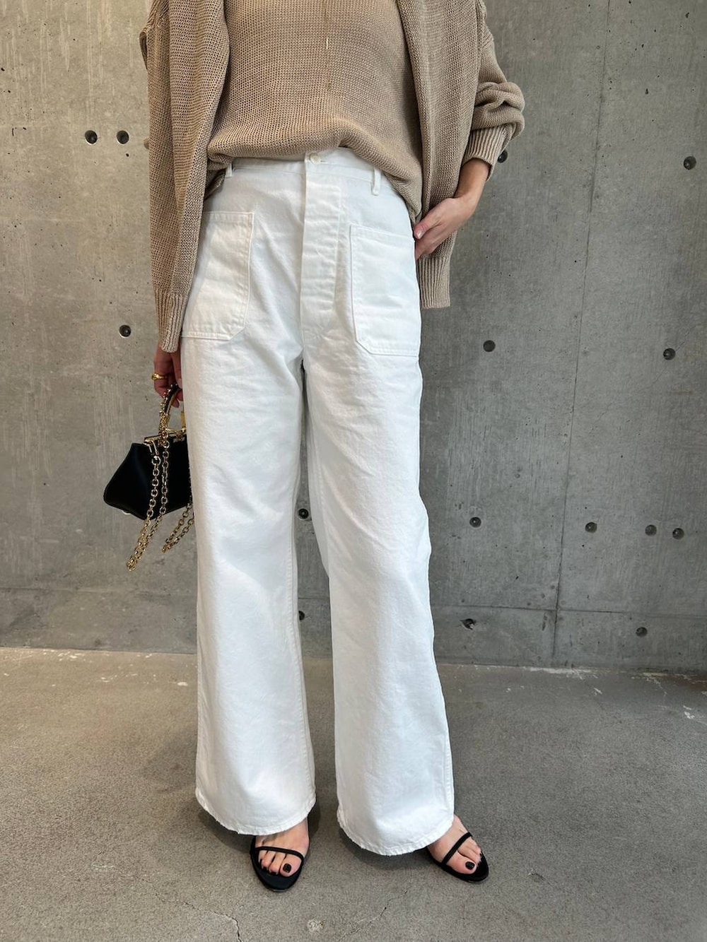 ホワイト系のその他トップス、ベージュ系のニット/セーター、ベージュ系のカーディガン/ボレロを着用したレディースの春コーディネートの8枚目の写真