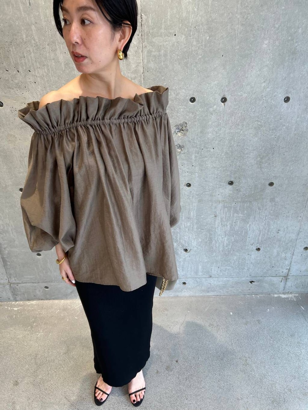 ブラウン系のシャツ/ブラウス、ブラック系のスカートを着用したレディースの春コーディネートの6枚目の写真